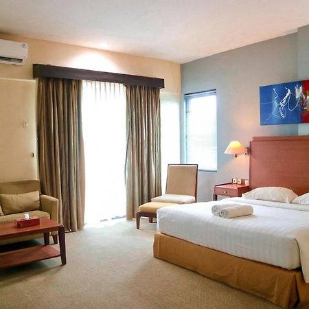 Hotel Mariat Sorong Exterior photo