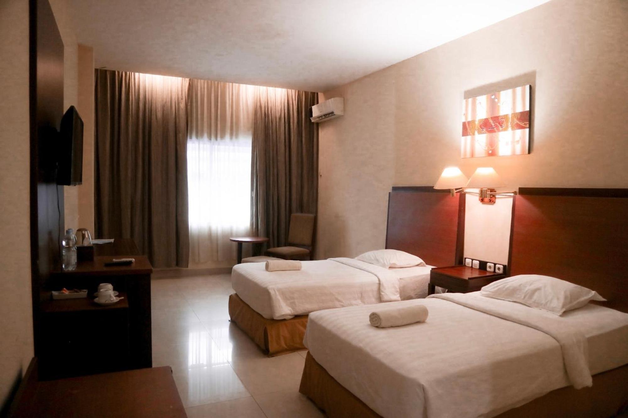 Hotel Mariat Sorong Exterior photo