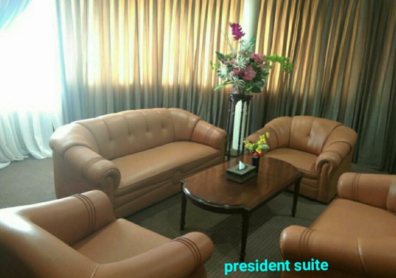 Hotel Mariat Sorong Exterior photo